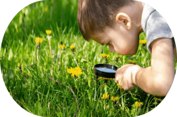 enfant avec une loupe