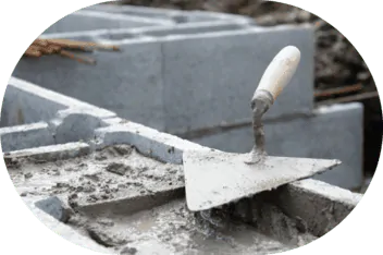 travaux de béton avec une truelle pour la serre